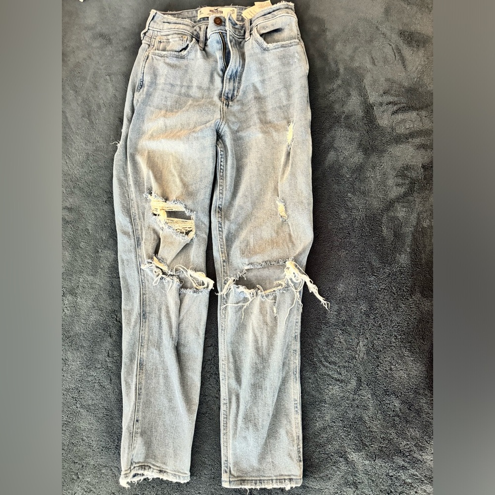 AE ripped jeans only worn a couple of times. Size: 1R